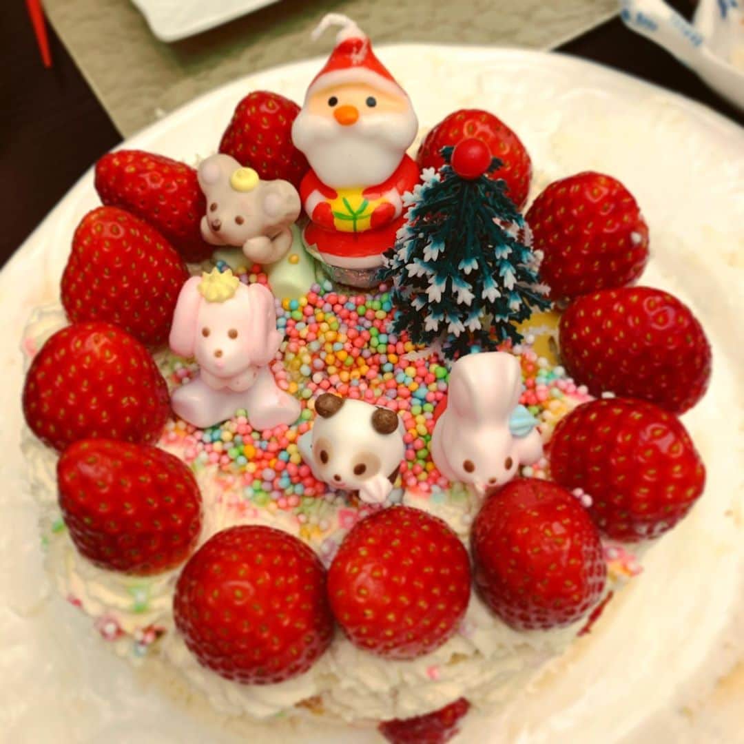 MILANOのインスタグラム：「メリークリスマス🎁🎅🎄✨ 3歳児による初手作りケーキにはカラフルな雪が降っております。。🎂🍓🍓 #クリスマスケーキ　#クリスマス」