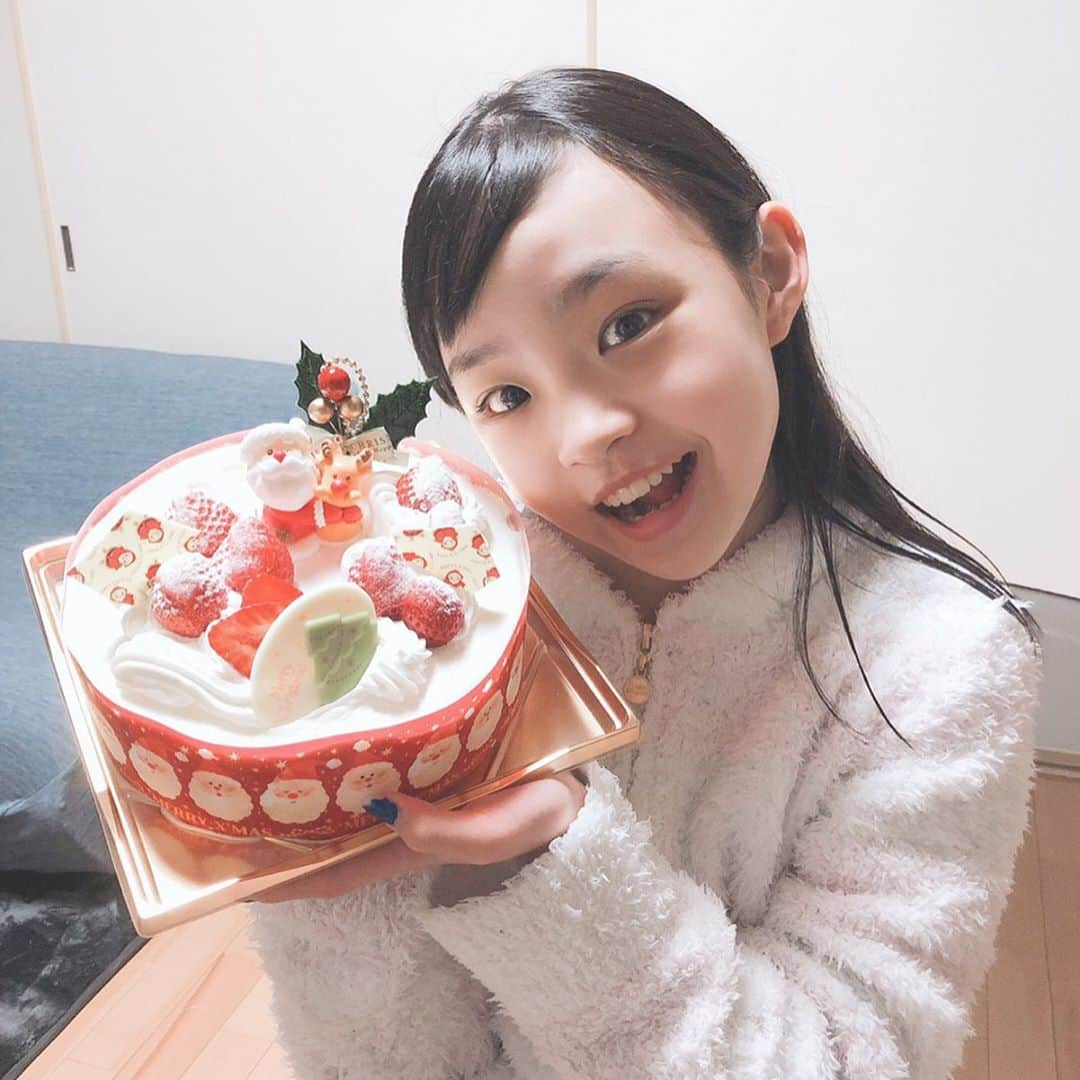 Hinataさんのインスタグラム写真 - (HinataInstagram)「. . Merry Christmas🎄✨✨ . ひなたも昨日のイブにクリスマスケーキ食べたよ🍰 . みんなにもサンタさん来ますように…💓💓 . . #クラージュキッズ #Hinata #ひなた #クリスマス #ケーキ #やっぱりいちご🍓 #素敵なクリスマスを」12月25日 17時40分 - hinachosugram