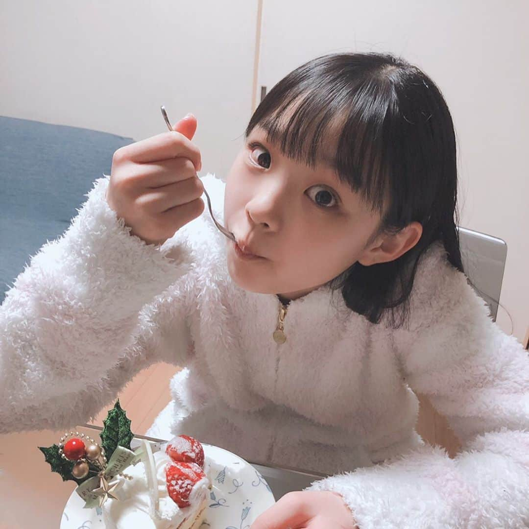 Hinataさんのインスタグラム写真 - (HinataInstagram)「. . Merry Christmas🎄✨✨ . ひなたも昨日のイブにクリスマスケーキ食べたよ🍰 . みんなにもサンタさん来ますように…💓💓 . . #クラージュキッズ #Hinata #ひなた #クリスマス #ケーキ #やっぱりいちご🍓 #素敵なクリスマスを」12月25日 17時40分 - hinachosugram