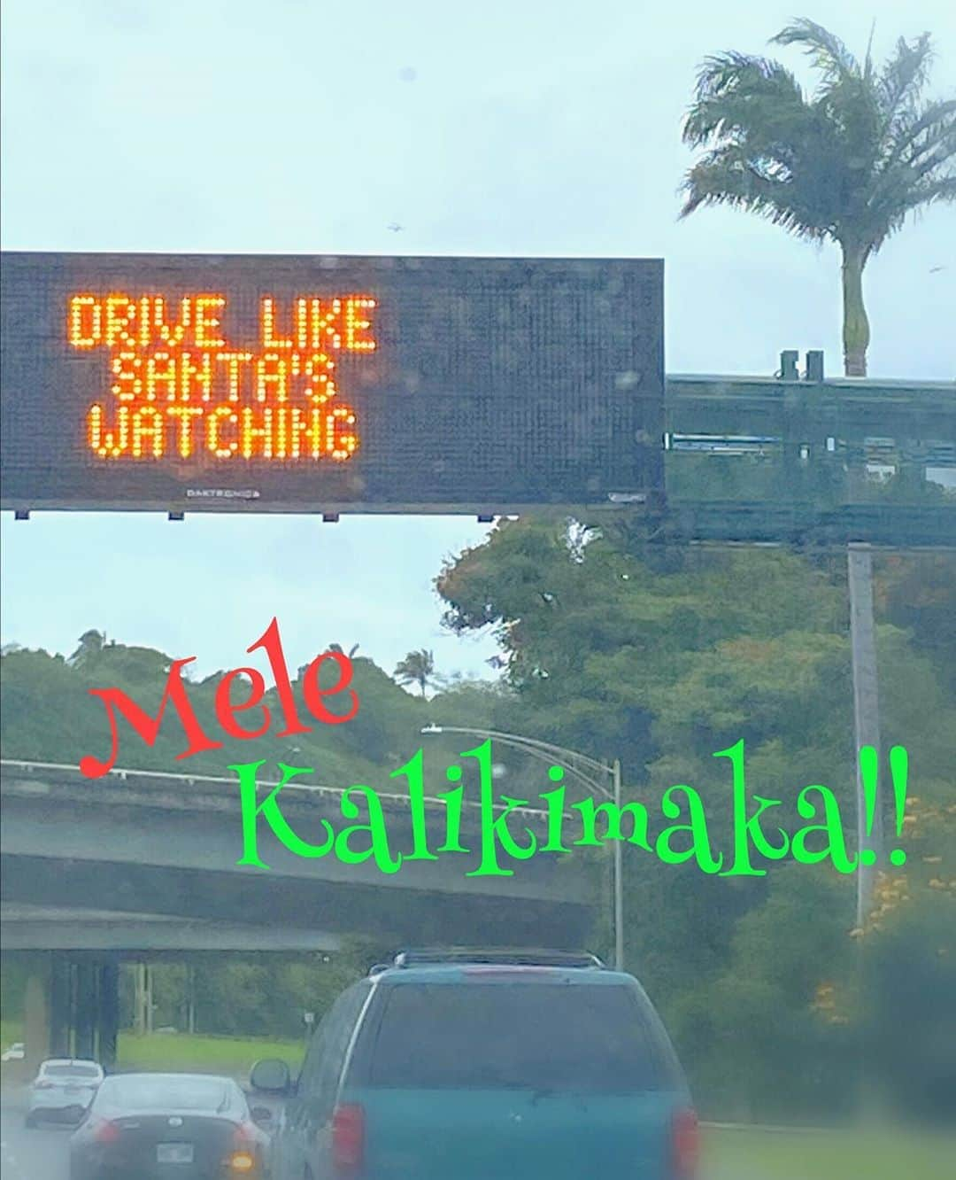 Moco Lima Hawaiiさんのインスタグラム写真 - (Moco Lima HawaiiInstagram)「Drive like Santa’s watching!  ハワイのこういう茶目っ気のある所が好きです♡  ホリデーシーズン、運転中によく目にするこのサイン。(安全運転してないとアナタの所にサンタはやってこないよ、という意味)  皆さんのところにはサンタはやってきましたか？　^^ #drivesafe#drive#driving#hawaii#santa#watching#you#becareful#holidayseason#happyholidays#melekalikimaka#hi#cute#senseofhumor#unique#お茶目#だからハワイ好き#茶目っ気#毎日運転#気をつけて#安全運転#ハワイ好きな人と繋がりたい#ハワイ好き#モコリマハワイ  Business hours  年内休まず営業致します♡  12/25 1-6pm 12/26 1-6pm 12/27 1-6pm 12/28 1-6pm 12/29 1-6pm 12/30 1-6pm 12/31  1-6pm  皆さまのご来店心より楽しみに致しております♡」12月25日 17時48分 - mocolimahawaii