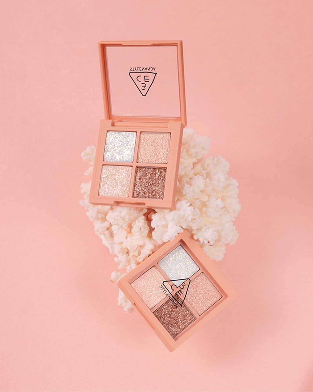 3CE Official Instagramさんのインスタグラム写真 - (3CE Official InstagramInstagram)「✨✨ 3CE MINI MULTI EYE COLOR PALETTE #DIAMOND_GLINT 글리터로 눈부시게 드레스업💕 즐거운 성탄절 되세요😘  #3CE #3CEMINIMULTIEYECOLORPALETTE」12月25日 17時44分 - 3ce_official