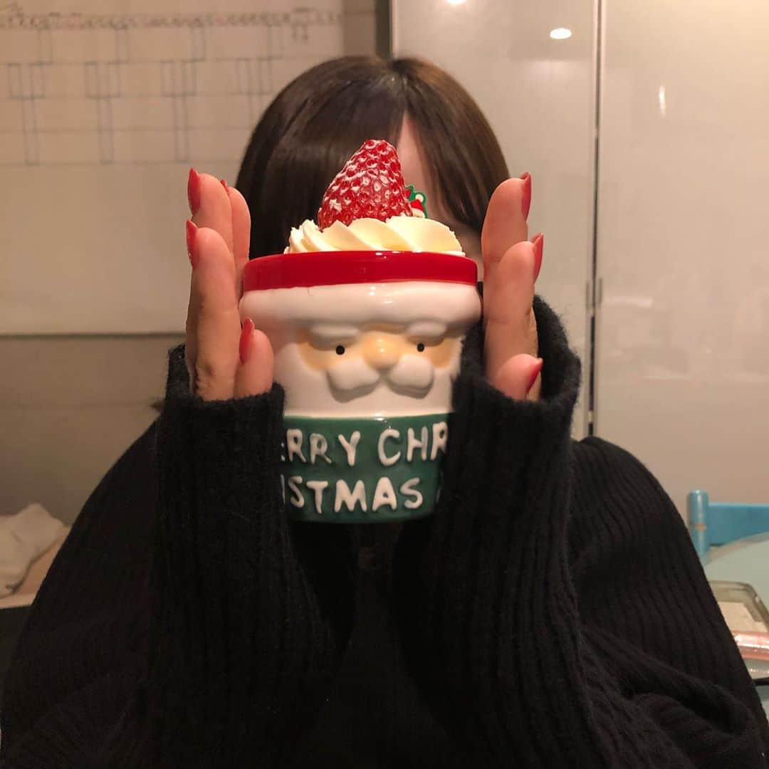 松風理咲さんのインスタグラム写真 - (松風理咲Instagram)「﻿ メリークリスマス🎄﻿ ﻿ イブは友達と一緒に﻿ クリスマスパーティー兼女子会❤︎﻿ ﻿ #サンタさんケーキ﻿ #ケーキ持ってるのは友達だよっ」12月25日 17時46分 - risaki_matsukaze_official