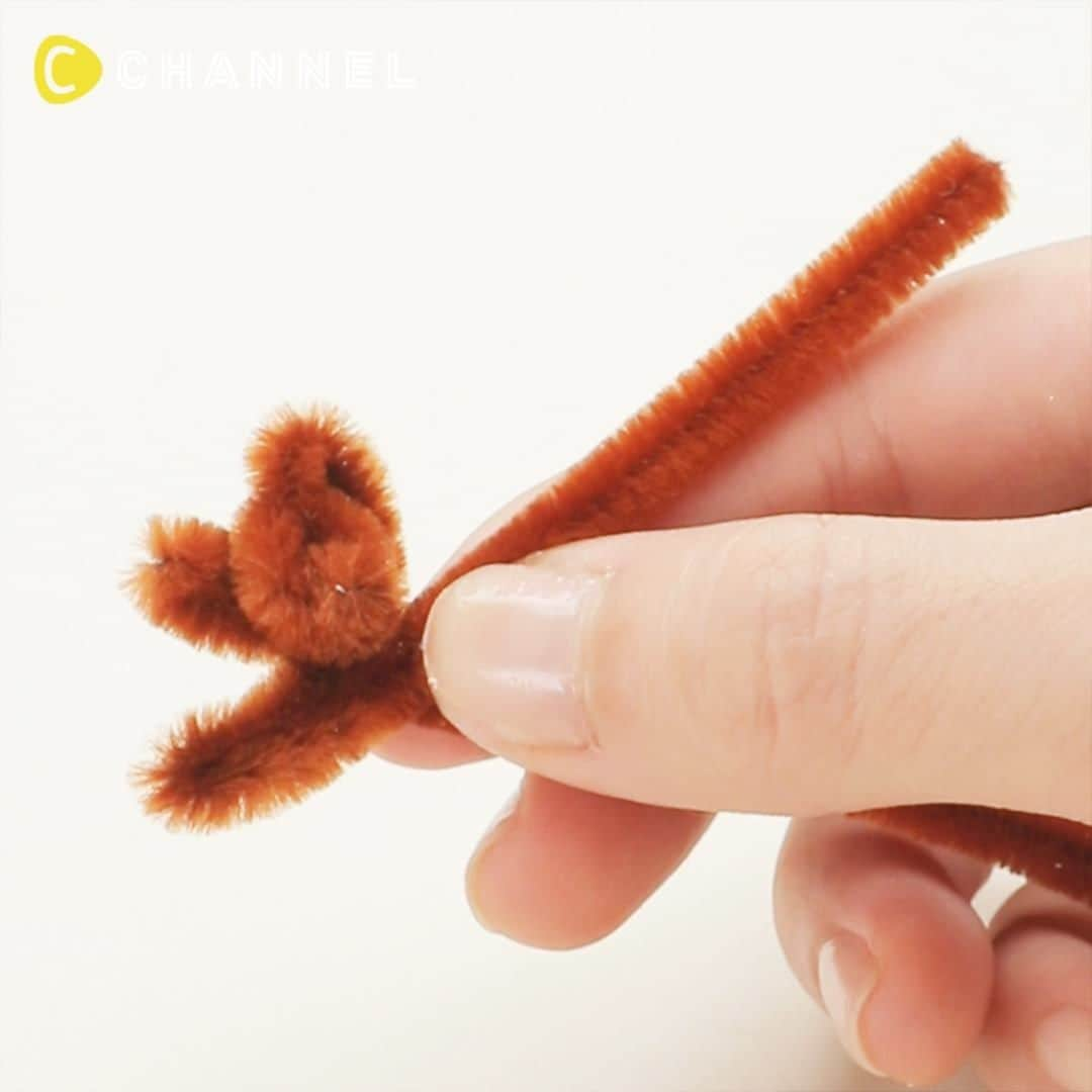 C CHANNEL-Art&Studyのインスタグラム：「🎗Only One Pipe cleaner !? DIY Fluffy Bear Keychain🧸 🎗モール1本で作る!?ふわふわくまさんキーホルダー🧸 . 🎨Follow me👉 @cchannel_artandstudy 🎵 💡Check👉 @cchannel_girls 🎶 📲C CHANNELのアプリもよろしくお願いします💕 . creator：勝又美蘭　Instagram @fantasia_miran . [Things you need] ・ pipe cleaner ・ ribbon ・ beads ・ adhesive ・ Round part ・ chain ・ Keychain parts . [Steps] 1. Fold the pipe cleaner in half and bend it a little. 2. Fold the left and right at a high position with the folded part at the center. 3. Twist and take it from the back through the center. 4. Twist to complete the facial parts. 5. Fold both sides left and right and fold them. 6. Twist and fold it up to cross. 7. Fold the remaining pipe cleaner back. 8. Adhere the ribbon and beads. 9. Pass the round part through the ear and connect it with the key holder parts. . モール1本で作るくまさんキーホルダー。 自分だけのキュートな一匹をデザインしてね♡ . 【用意するもの】 ・モール ・リボン ・ビーズ ・接着剤 ・丸カン ・チェーン ・キーホルダーパーツ . 【作り方】 1. モールを半分に折って少し曲げる。 2. 折った部分を中心にして左右のモールを高い位置で折り込む。 3. モールをねじって後ろから中心を通し前に持っていく。 4. モールをねじって顔パーツが完成。 5. 2本のモールをそれぞれ左右に広げて折る。 6. モールをねじってクロスするように上に折る。 7. 余ったモールを後ろに折る。 8. リボン、ビーズを接着する。 9. 丸カンを耳に通してキーホルダーパーツと繋いで完成。 . . #DIY#doityourself#diyideas#crafts#crafting#instacraft#crafter#crafty#handmade#handcrafted#handmadecrafts#handmadeaccessories#ручнаяработа#ideas#resin#resinart#resina#Fantastic#incredible#creative#heart#howto#tutorial#tips#miniature#christmas#teddybear#pipecleaners#keychain」