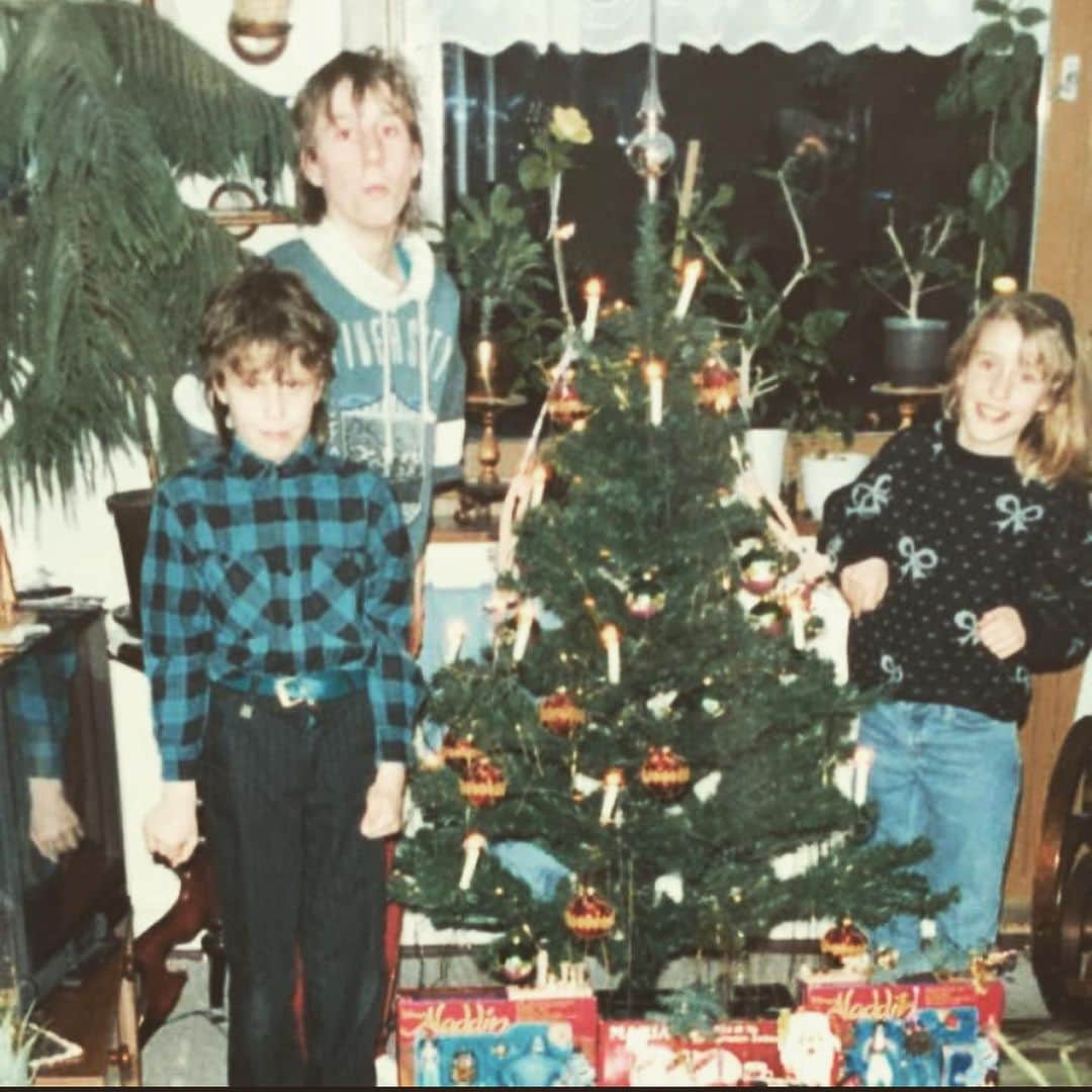 アーニャ・ミッタークさんのインスタグラム写真 - (アーニャ・ミッタークInstagram)「Frohe Weihnachten von den Geschwistern “Mittag”🎅🏼🎄🎁 #nothingchanged #1994」12月25日 17時56分 - anjamittag
