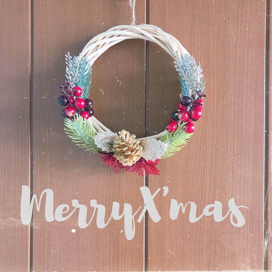 lily112988さんのインスタグラム写真 - (lily112988Instagram)「: #merrychristmas . . 今年は手作りの クリスマスリース🎄 . クリスマス平日だと パパも居ないし 25日まで学校あるから あんまり夜更かしも出来ないし イブは普通の日として過ごしたwww . 無事サンタさんも🎅🏻 ムスコは ジジババにプレゼントのおねだりしてなくて なんで🤷‍♀️？物欲なし🤷‍♀️？ と思ってたら サンタさんがSwitchくれるかわかんないから 貰えたらソフトをお願いしようと 思っていたらしい😂 賢いんだかちゃっかりしてるんだか…😂 . さて🥂 軽くクリスマスディナーでも しようかな🎄 みなさん良いクリスマスを~🎄🎁🎅🌟 : : : #🎄 #🎄🎅 #🎄🎁 #xmas #christmas #merrychristmas2019 #クリスマス #メリークリスマス #クリスマスリース #手作りクリスマスリース #クリスマスリース手作り #20191225 #サンタさん来た #サンタさん #🎅🏻 #nintendoswitch #switch #supermarioodyssey #スーパーマリオオデッセイ #冬休み #冬休みの過ごし方」12月25日 17時56分 - lily112988