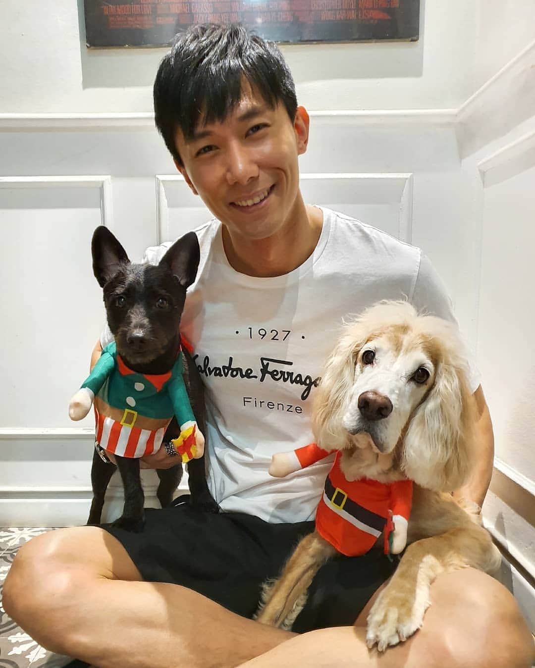 デスモンド・タンのインスタグラム：「Merry Christmas, fellas! Good to be home for Christmas with my santa and elf. 🎅🧚‍♂️ Sending y'all loads of blessings!」