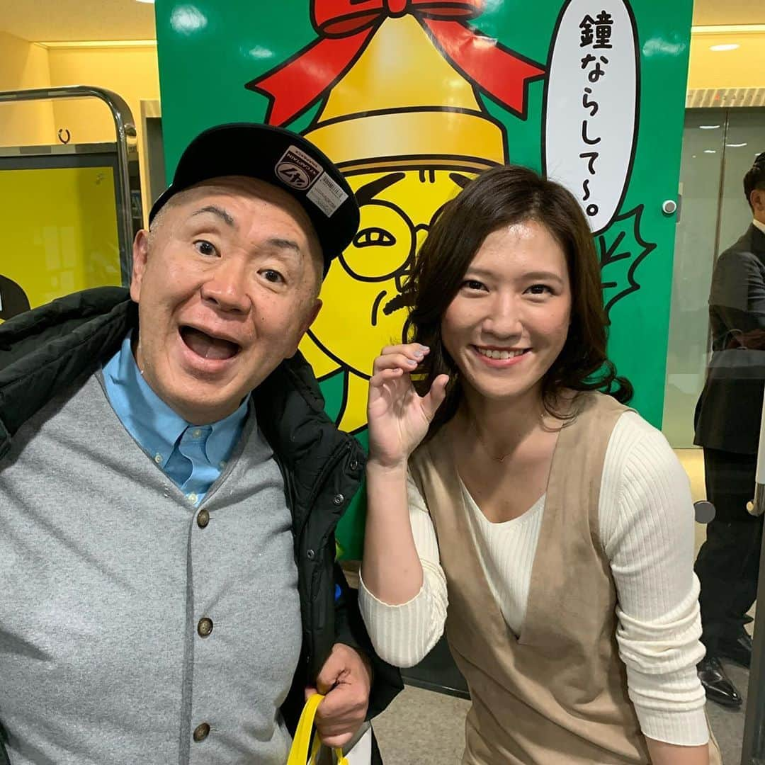 弘松優衣のインスタグラム：「松村邦洋さん！ キャッチに来てくださいました✨ CM中もずーっとモノマネしてくださってて 皆大コーフン。 野村監督に川藤さんにタケシさんにグランメゾンのキムタクに中尾彬さんに・・・他にも錚々たるメンバーが出演してくださった贅沢すぎる月曜キャッチでした©️♡ 松村邦洋さん、ありがとうございました🎄✨ ・ ・ #松村邦洋　さん #4時キャッチ」