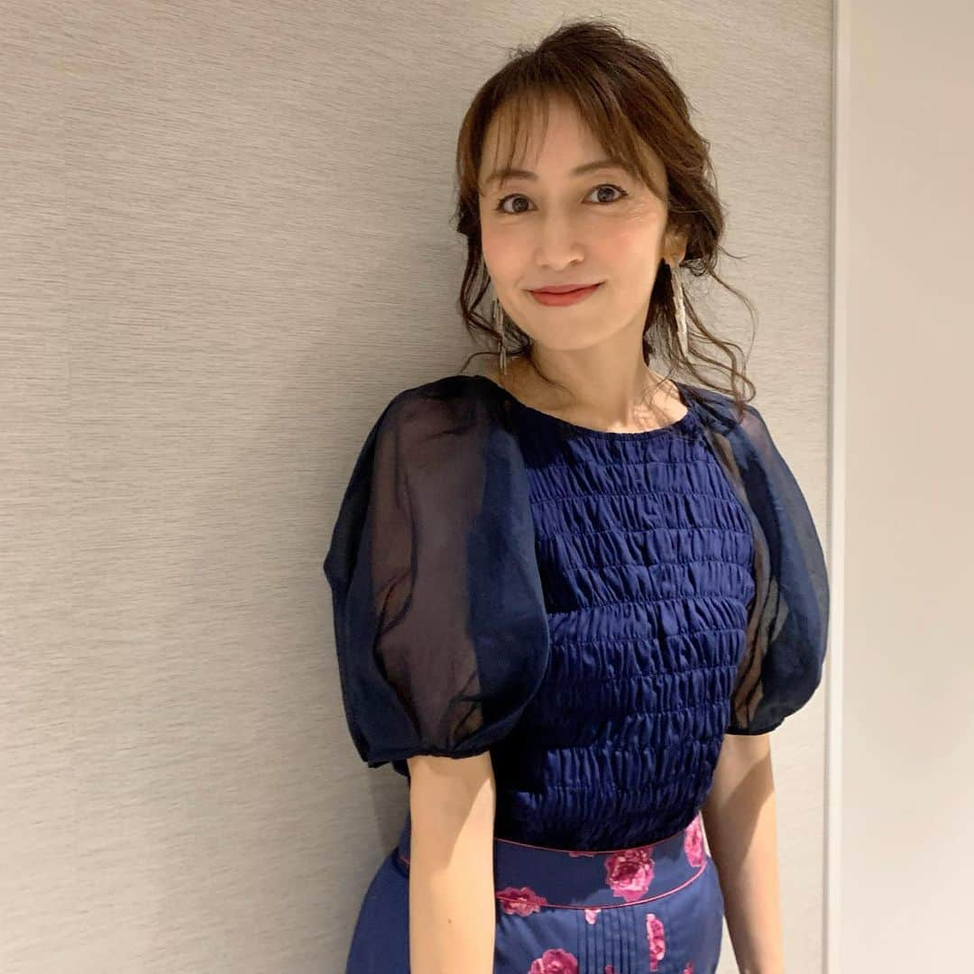 矢田亜希子さんのインスタグラム写真 - (矢田亜希子Instagram)「メリークリスマス🎄🎅 今日も収録♪今日は可愛らしい編み込みヘアスタイルにしてくださいました😆 #収録#ヘアスタイル#編み込み#編み込みヘア#クリスマス#ヘアメイクは#横山雷志郎  さん#シースルー」12月25日 17時50分 - akiko_yada