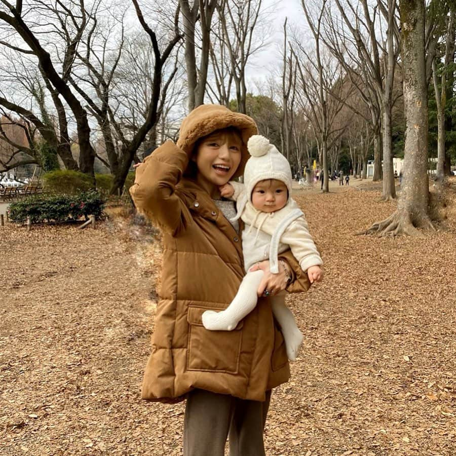 長谷川あやさんのインスタグラム写真 - (長谷川あやInstagram)「🍂🍂🍂 #fashion #ootd #outfit #code #coordinate #style #baby #mama #令和ベイビー #生後7ヶ月 #0歳 #赤ちゃんのいる生活 #新米ママ #女の子ママ #ママコーデ #小夏のいる生活 #152せんちこーで #井の頭公園 ・ ・ ・ クリスマスも母は抱っこ筋トレ（自動）💪😃‼️‼️ （きっとこれからもっと筋肉ついてゆくのだろう、、、）」12月25日 17時51分 - ayasuke_0516