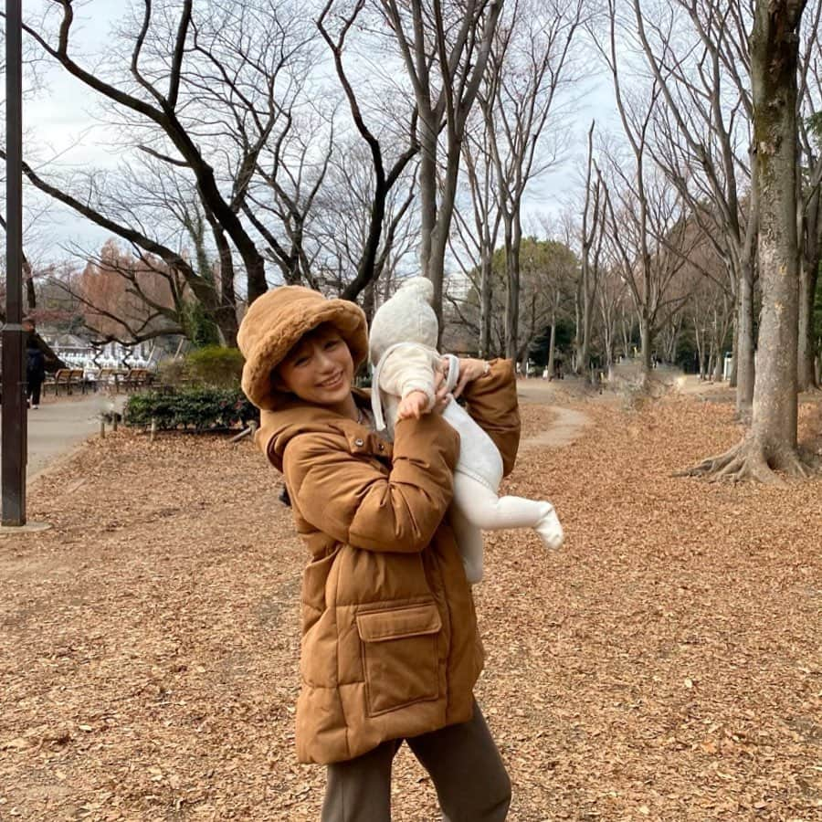 長谷川あやさんのインスタグラム写真 - (長谷川あやInstagram)「🍂🍂🍂 #fashion #ootd #outfit #code #coordinate #style #baby #mama #令和ベイビー #生後7ヶ月 #0歳 #赤ちゃんのいる生活 #新米ママ #女の子ママ #ママコーデ #小夏のいる生活 #152せんちこーで #井の頭公園 ・ ・ ・ クリスマスも母は抱っこ筋トレ（自動）💪😃‼️‼️ （きっとこれからもっと筋肉ついてゆくのだろう、、、）」12月25日 17時51分 - ayasuke_0516