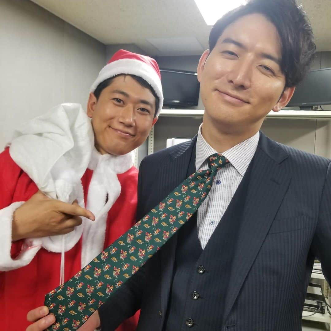 フジテレビアナウンサーさんのインスタグラム写真 - (フジテレビアナウンサーInstagram)「メリークリスマス🎄🎅🎁✨💓 クリスマスなので、少しだけ浮かれてます。 残り少し、楽しみましょう😌  #みんなで記念に #せいかちゃんとクリスマスツリーになったつもり #酒主サンタは朝4時から待機 #生田さんのネクタイ可愛い #めざましくんもクリスマス仕様 #フジテレビアナウンサー #三宅正治 #軽部真一 #生田竜聖 #酒主義久 #永島優美 #井上清華 #鈴木唯」12月25日 17時54分 - fujitv_announcer