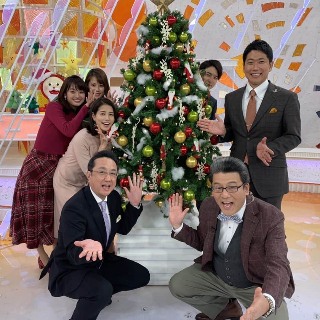 フジテレビアナウンサーのインスタグラム：「メリークリスマス🎄🎅🎁✨💓 クリスマスなので、少しだけ浮かれてます。 残り少し、楽しみましょう😌  #みんなで記念に #せいかちゃんとクリスマスツリーになったつもり #酒主サンタは朝4時から待機 #生田さんのネクタイ可愛い #めざましくんもクリスマス仕様 #フジテレビアナウンサー #三宅正治 #軽部真一 #生田竜聖 #酒主義久 #永島優美 #井上清華 #鈴木唯」