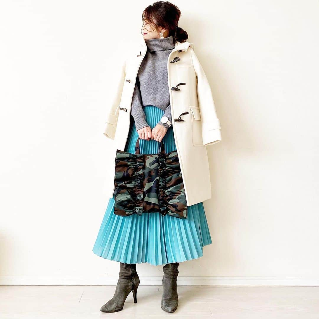 マナさんのインスタグラム写真 - (マナInstagram)「Merry Christmas🎄 . . .#今日のコーデ  outer #ua_greenlabel 去年 knit #titivate  skirt @littlemy.kamakura  boots ... ginzakanematsu 昔 bag @dresandmore . . . #大人可愛い #カモフラ柄 のバッグは #dresandmore の❤︎ フリルが可愛いからかっこよくなりすぎずフェミニンコーデのスパイスにも使える☺️ 汚れも気にならない柄と素材なので、子供達との用事に大活躍な予感😏✧︎ blackも可愛くて迷った迷った🌀 DRES and moreで検索してみてね！ . . . . . . . #ママコーデ #ママファッション #マナママコーデ #おちびコーデ  #おちびの輪 #低身長コーデ #ootd #outfit #mamagirl #locari #sサイズコーデ #カモフラ柄バッグ #フリルバッグ」12月25日 18時05分 - ma_anmi