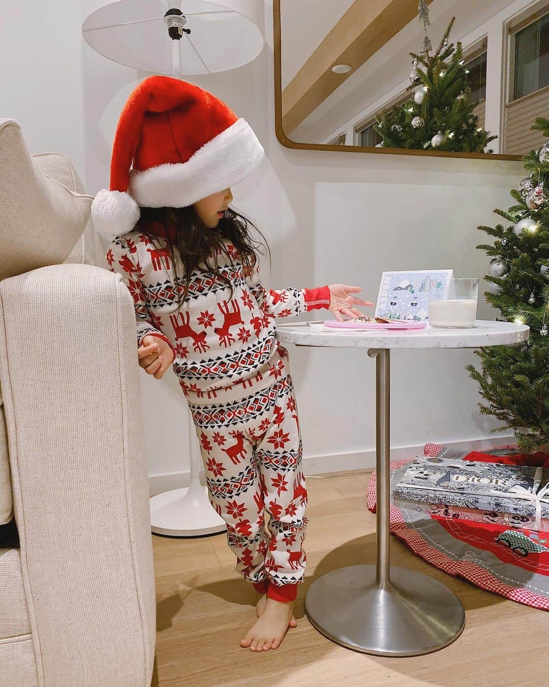 翁安芸さんのインスタグラム写真 - (翁安芸Instagram)「💌🍪🥛🎄❤️ サンタさんにお手紙を書いて、クッキーとミルクを用意👧🏻 ミルクは娘が好きなオーツミルクを「サンタさんもすきかなぁ💕」なんて言いながらテーブルに運び☺️ クッキーは何度もつまみ食いしようとしてました🤭 #nightbeforechristmas #クリスマスイヴ」12月25日 17時57分 - akinyc