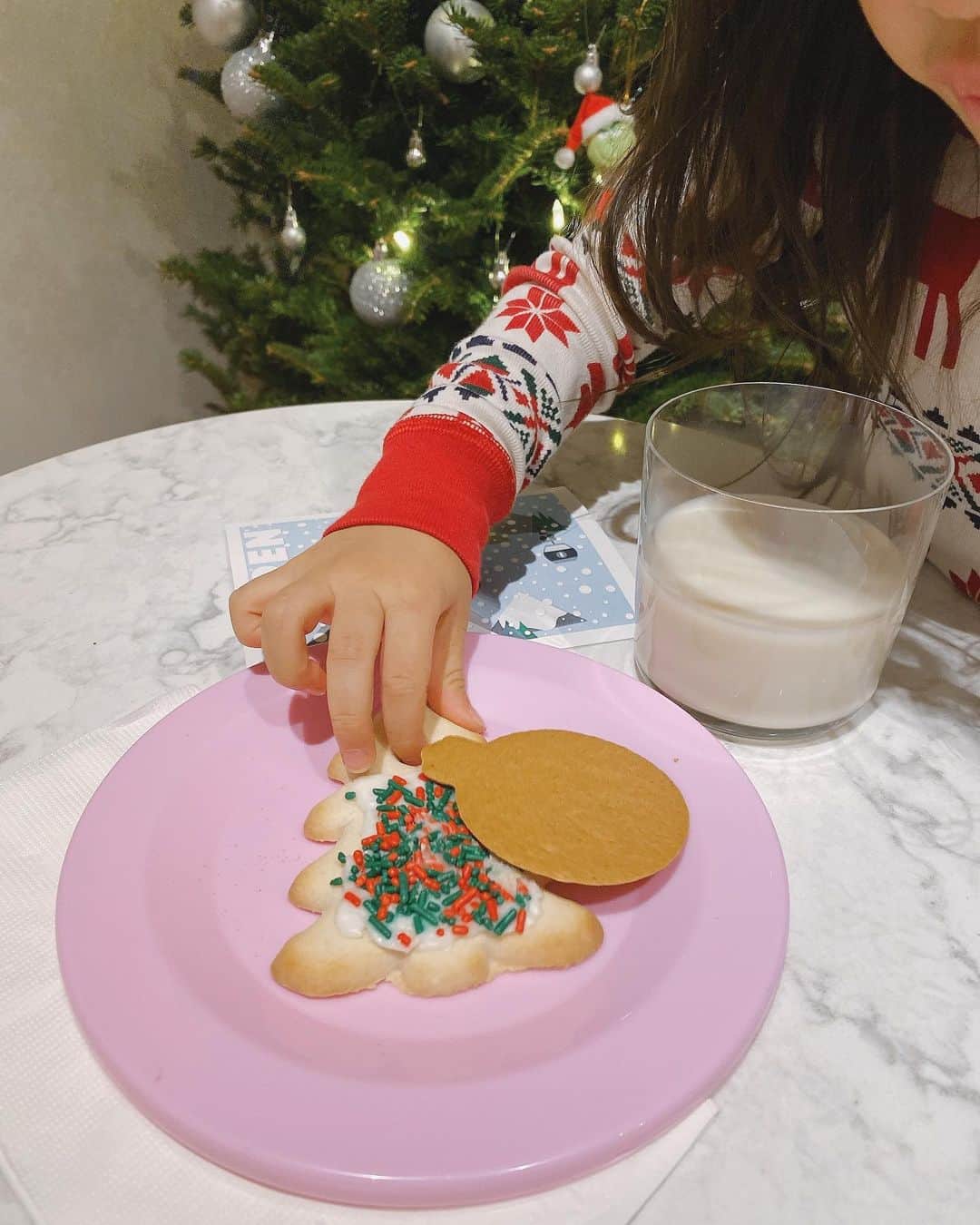 翁安芸さんのインスタグラム写真 - (翁安芸Instagram)「💌🍪🥛🎄❤️ サンタさんにお手紙を書いて、クッキーとミルクを用意👧🏻 ミルクは娘が好きなオーツミルクを「サンタさんもすきかなぁ💕」なんて言いながらテーブルに運び☺️ クッキーは何度もつまみ食いしようとしてました🤭 #nightbeforechristmas #クリスマスイヴ」12月25日 17時57分 - akinyc