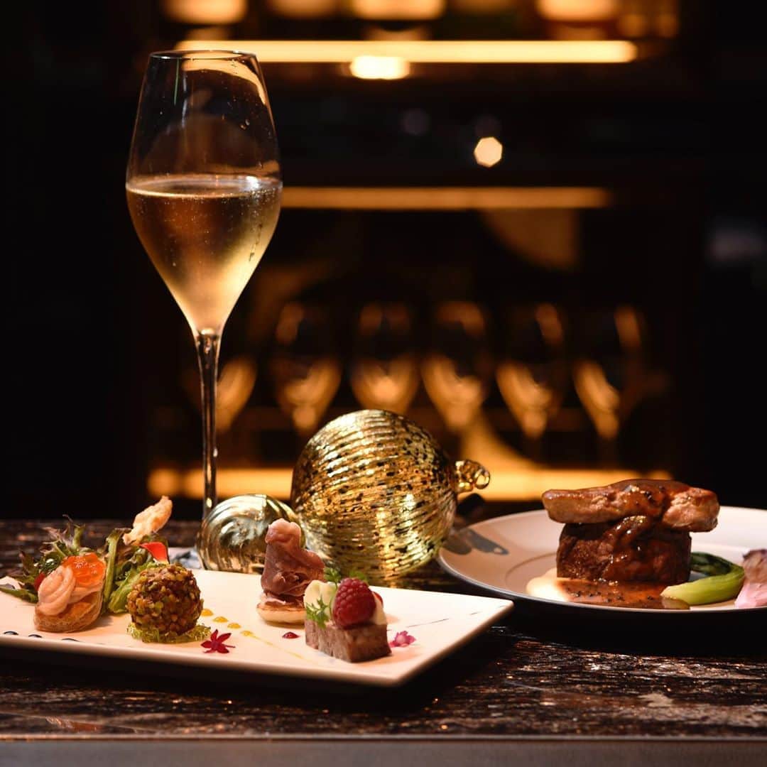 Table 9 TOKYO のインスタグラム：「We wish you a elegant Christmas from the bottom of my heart.  Share your own images with us by tagging @table9tokyo ————————————————————— #shinagawaprincehotel #princehotels #tokyo #shinagawa #table9tokyo」