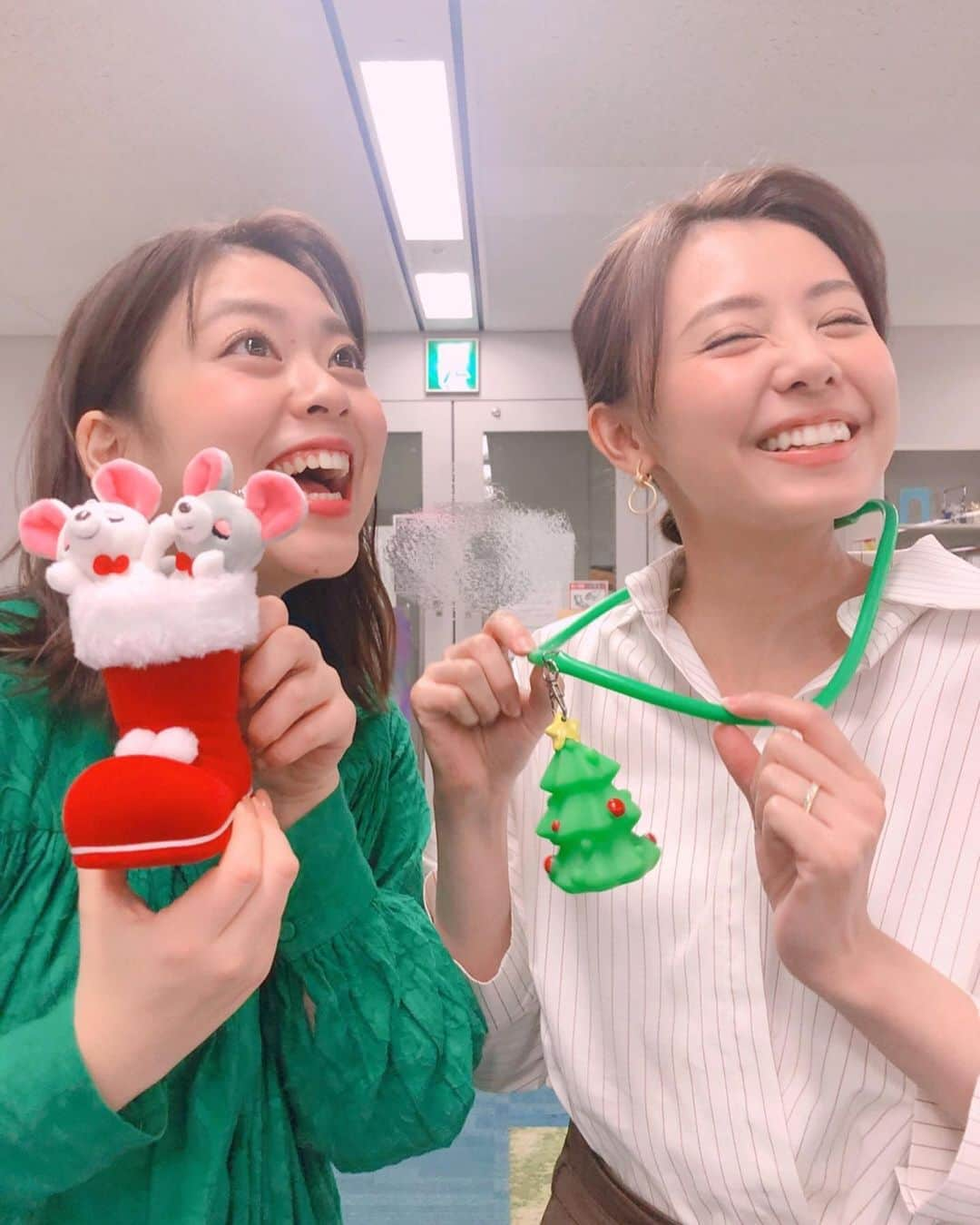 宮澤智さんのインスタグラム写真 - (宮澤智Instagram)「★ Merry X'mas! . ヘアメイクさんが オシャレなポニーテールにしてくれました！ たまねぎポニーのような🧅 . #襟を直してくれるついでに #お人形を入れたのは #ちうね こと #杉原千尋 アナ♡」12月25日 17時58分 - tomo.miyazawa