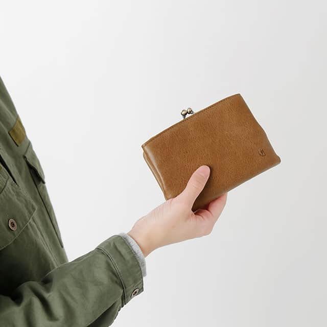 のインスタグラム：「. ＼キナリノモール／CLEDRAN｜ソフトカウレザー二つ折りパースウォレット“NUA” . －－－－－－－－－ きれいに整理できる、スマートな使い心地 . 使い勝手の良いがま口が付いたコンパクトなお財布。手のひらサイズながら必要なものがきちんと入り、収納力に自信あり◎。 手馴染みのいい柔らかなレザーは天然革らしい、味わいのあるシボでしっとりとした大人の風合いです。 カラーは「グレー」と「ダークベージュ」の2色展開。ベーシックなお色なのでプレゼントにもおすすめです＊ . －－－－－－－－－ https://kinarino-mall.jp/item-44545 . . ▶画像をタップすると詳細情報をご覧いただけます。 . ▶キナリノアプリでも販売中！ 「お買いもの」→「インスタグラム掲載アイテム」 ※ダウンロードはプロフィールリンクから(@kinarino_official) . . #キナリノモール #キナリノ #丁寧な暮らし #暮らし #財布 #ウォレット #お財布 #がま口 #レザー #プレゼント #ギフト #Piudiaranciato #TCLEDRAN #Purse #wallet #Pouch #gift .」