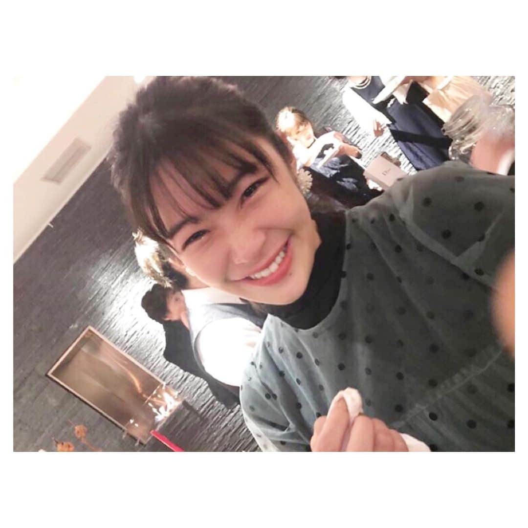 加村真美のインスタグラム：「12月は刺激的なこといっぱいで楽しい時間よ続け…！！ って思う日々なんだけど この間10代の多感なときに一緒に戦ってきた姉さんの結婚式があって仲間が大集合して感情爆発でした！  メンバーで1番美人だった姉さんはその日、世界一の美しさで本当に眩しかった…😭✨ .  6年ぶりの再会に号泣してたら「久しぶり〜元気だった〜？」って軽いテンションで言いながら写真撮ってきたり、変わらないみんなに安心した…♡笑  幸せいっぱい貰ったから私も仕事がんばる♡！ . #号泣写真 #いや感動せぇ #ひとり馬鹿みたいに号泣 #まだ披露宴はじまってないのに #涙で顔ほぼスッピン」