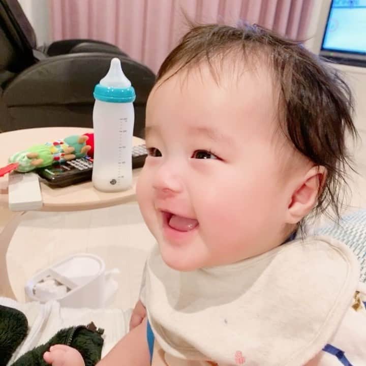 しほの涼のインスタグラム：「今年はバッタバタでクリスマス🎄どころではありませんでしたが、私たち夫婦には毎日恒例の【パパを追いかけ三千里娘】が登場しました😂💕 パパ好きすぎて、ずーーーーーっと追いかけマンです。ハイハイし出したら大変な事になると思います😓💦💦 #パパ溺愛#パパが好きすぎてたまらん#生後5ヵ月#笑神娘さん #笑神様は突然に #メリークリスマス#わが家のクリスマスマイル#赤ちゃんとの暮らし #赤ちゃんのいる暮らし #赤ちゃんとの生活#赤ちゃんとパパ#笑いすぎ」
