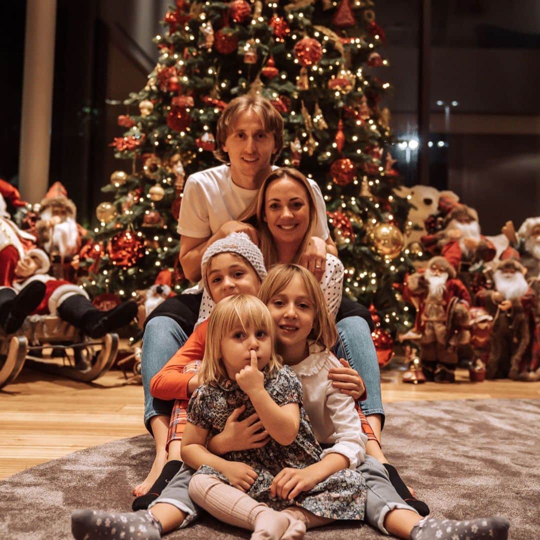 ルカ・モドリッチさんのインスタグラム写真 - (ルカ・モドリッチInstagram)「Merry Christmas from family Modric! 🙏🏻🎄❤️😘」12月25日 18時07分 - lukamodric10