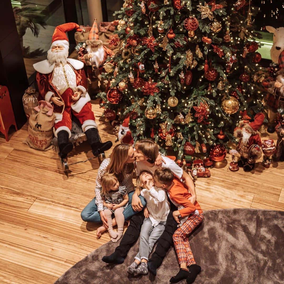 ルカ・モドリッチさんのインスタグラム写真 - (ルカ・モドリッチInstagram)「Merry Christmas from family Modric! 🙏🏻🎄❤️😘」12月25日 18時07分 - lukamodric10