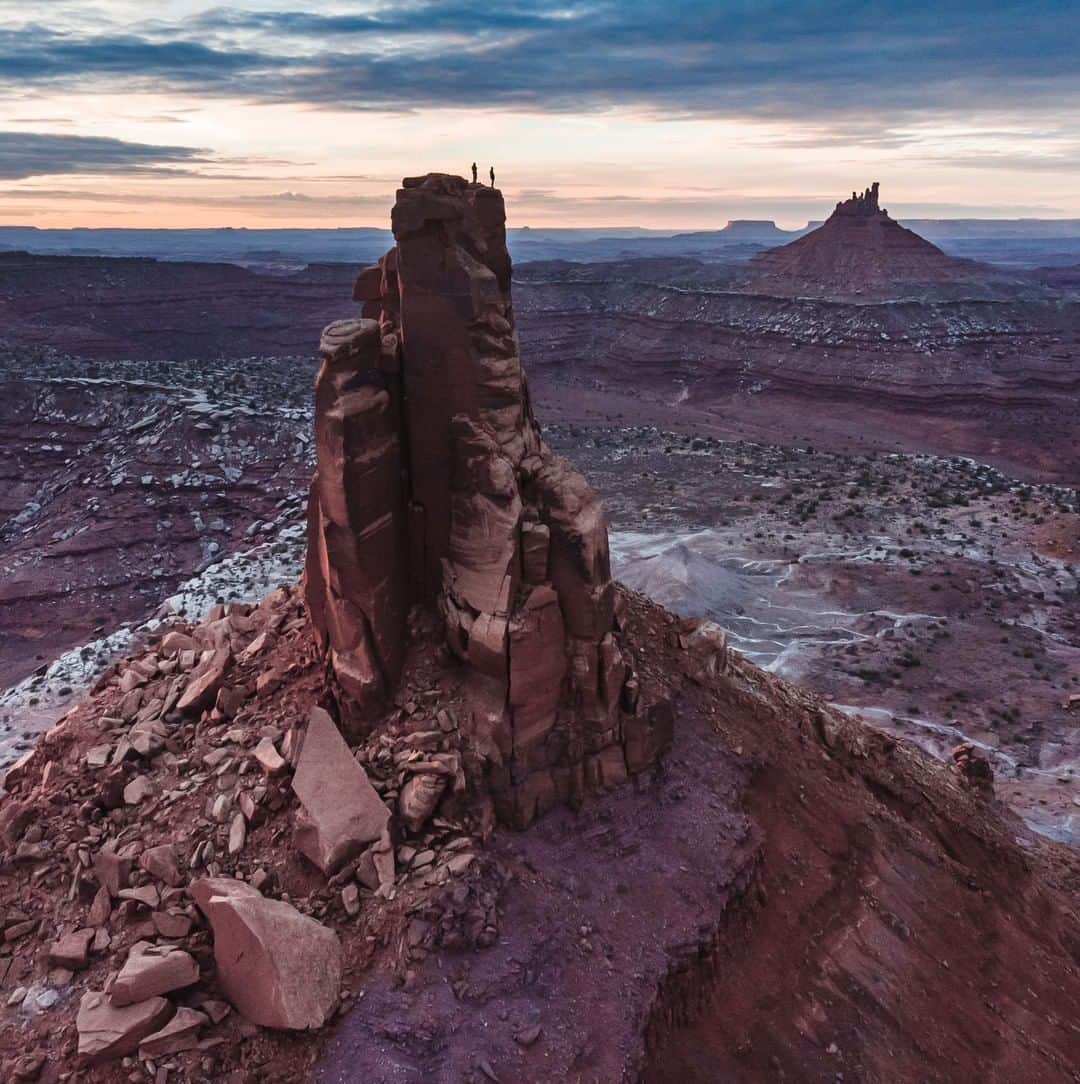 National Geographic Travelさんのインスタグラム写真 - (National Geographic TravelInstagram)「Photo by @renan_ozturk | Climbers stand atop one of the many sandstone castles of Bears Ears National Monument. It's easy to see why this place is sacred to Native Americans. Please join me at @renan_ozturk for more images from the Southwest. #BearsEarsNationalMonument」12月25日 18時08分 - natgeotravel