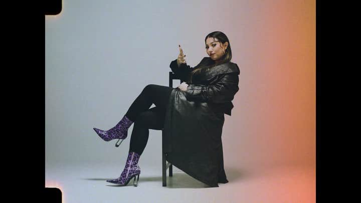 のインスタグラム：「MARIA (SIMI LAB) ♪Set Me Free❄️ 嗚呼、最高🥺YELLOのデビューコレクションで モデルをつとめてくれた強くて美しくて 最高にセクシーなラッパーのMARIAちゃんが クリスマス本日に新曲を発表して耳の中が 気持ちすぎて速攻ダウンロードして耳タコ🐙🎄🎁 MARIAちゃんとドラマ仕立てPVのメインキャストの 女の子達がYELLOを履いてくれています🥺♥️ プライスレスなクリスマスプレゼントを有難う MARIAちゃん🎁🥺🎁🥺 Merry Christmas♥️♥️♥️♥️♥️ @mariasimisimi @yelloshoes_official」