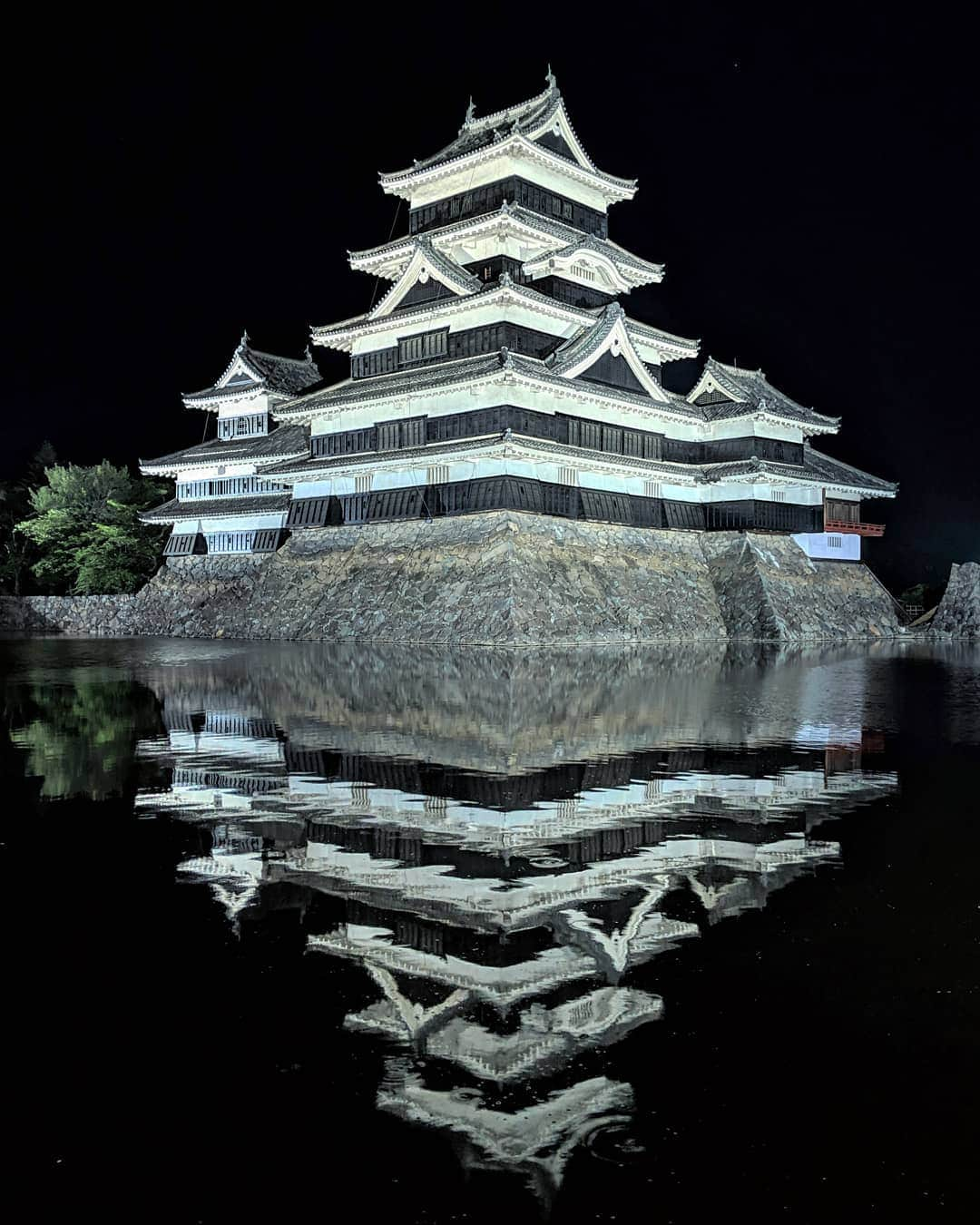 masayaさんのインスタグラム写真 - (masayaInstagram)「Matsumoto Castle 松本城 Nagano Prefecture Google Pixel夜景モードで撮影 時間に余裕がある時、一眼レフカメラとスマートフォンGoogle Pixelの２つで撮影して比較してみる。Pixelは手ブレを感じさせず、粗さも無い。何より、白と黒のコントラストが強いのに、白飛びしないのが驚きだ。インスタグラムのような大きさで見るぶんにはその差をほとんど感じさせない。 #pixelで撮影　 #googlepixel #googleのスマホ」12月25日 18時09分 - moonlightice