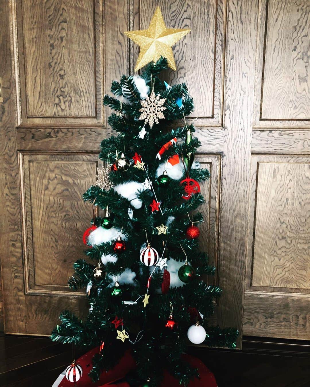 逸見太郎のインスタグラム：「Merry Christmas🍓  #クリスマスツリー#飾ってみた#綿の雪 #クリスマスケーキ#ノエルフレーズ#苺のムースに苺のフランボワーズ#甘酸っぱい#strawberry  今年はやはり息子(8カ月)の為にクリスマスツリーを購入🎄一緒に飾り付けをする日が待ち遠しい😄  Happy Christmas🤶」