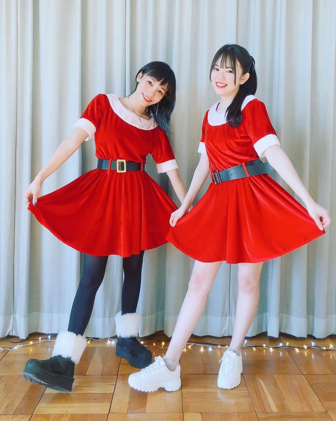 ジェニーのインスタグラム：「ジェニぽんサンタ🎄❤️✨ #姉妹 #ぽんちゃんかわええやろ #てか身長完全に抜かされてる #お姉ちゃん泣いちゃうよ？笑 #てかもうチビいじりをされてる笑 #ベリーイジられますw #ホントかわいい #メリークリスマス」