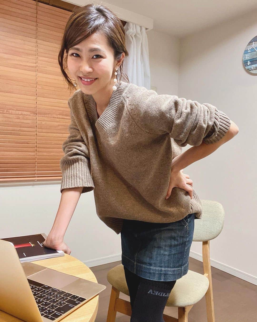 のインスタグラム：「一昨日は終日撮影でかなり脚が疲れてたので、案の定夜になると脚が浮腫んでしまいソリデアナイトウェルネス履いて家でPC作業してたの。ソリデアは機能性とファッション性、両方を兼ね備えたイタリア発のブランド。素材が遠赤外線糸で編まれていて、初めて履いてみたけど、とっても肌にふれた感触がよくて、単に脚だけがあったかいとかじゃなく、全身があったまる感じで、今の時期は、特に外出して底冷えして帰宅した後とかも重宝するね。さすが医療用着圧からうまれたウェアだけあるし、疲れや冷え、浮腫ににもとってもよい。撮影の前後はお世話になりそう☺️ . @solidea.japan  #ソリデアナイトウェルネス #ソリデア #着圧ソックス #冷え #浮腫 #pr」