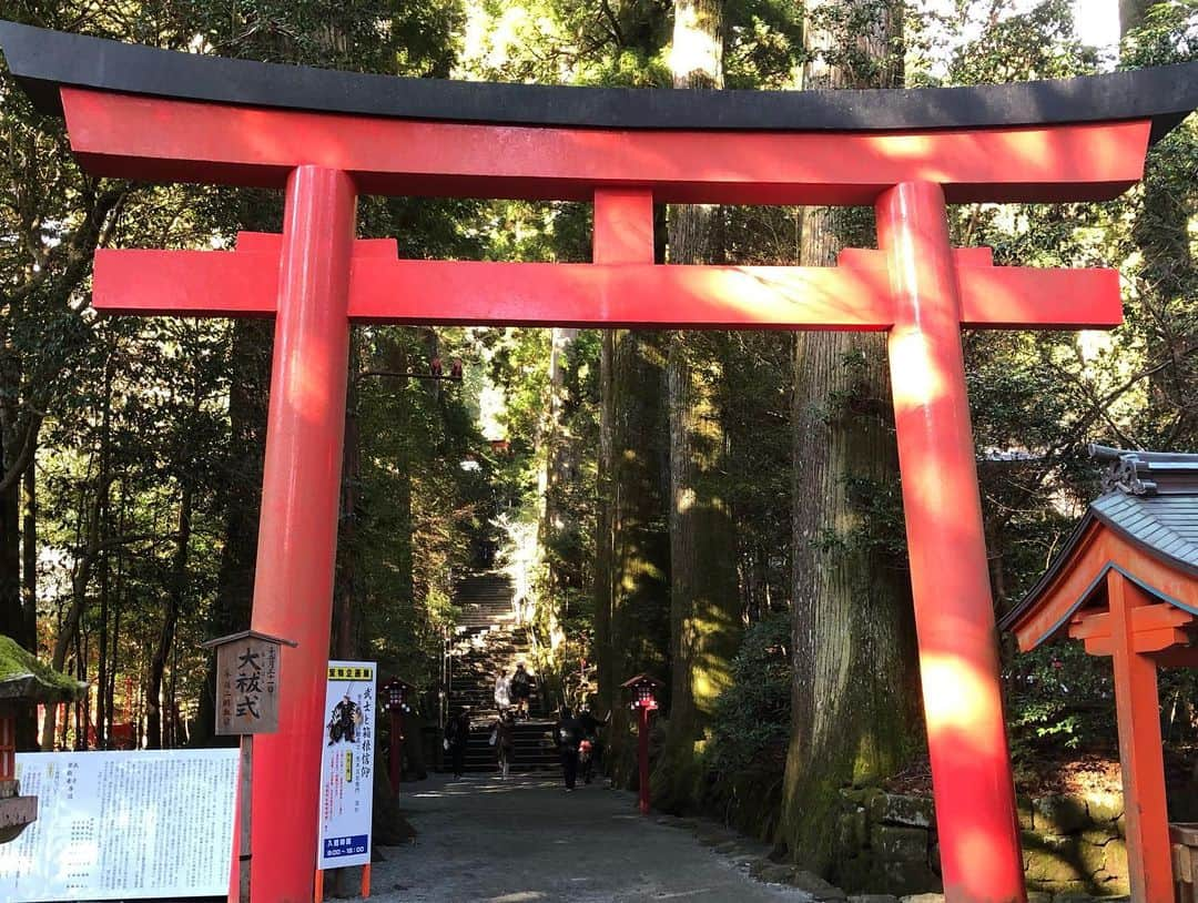 鷹木信悟さんのインスタグラム写真 - (鷹木信悟Instagram)「‪12.25🙏‬ ‪日本酒を奉納...🇯🇵⛩✨🐉✨‬ ‪#箱根神社‬ ‪#九頭龍神社‬ ‪#芦ノ湖‬ ‪#富士山‬」12月25日 18時19分 - takagi__shingo