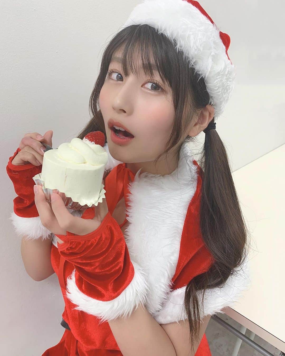 ちとせよしのさんのインスタグラム写真 - (ちとせよしのInstagram)「Merry X'mas🎅🏻🎄 よしのサンタです！！！︎︎︎︎☺︎ ･ ･ ･ #selfie #photo #christmas #cosplay  #セルフィー #クリスマス #コスプレ #クリスマスコスプレ」12月25日 18時20分 - chitose_yoshino