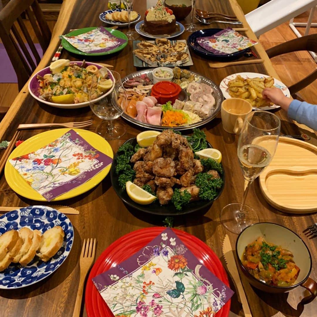 PINKYのインスタグラム：「Very Merry Christmas🎄🎁❤️ . 今年のクリスマスはホームパーティー🥂🎂🥘💖 . イブはノンちゃんとお兄ちゃんがサプライズで娘にクリスマスプレゼントをくれました👧🏻🎁❤️✨ なんて嬉しい！！🥺🙏💖 . クリスマス当日の今日はツリーの下にサンタさんからのプレゼント🎁❤️ (ラッピングがHappy Birthdayの柄しか無かった…😂🎉) . 美味しいものを沢山食べて、楽しい時間を過ごして、今年も家族で最高のクリスマスを迎えられたことに感謝🙏❤️✨🎄🌟 ・・・ ・・・ #love #happy #family #VeryMerryChristmas #homeparty #Pskitchen #christmaspresent #brotherandsister ❤️」