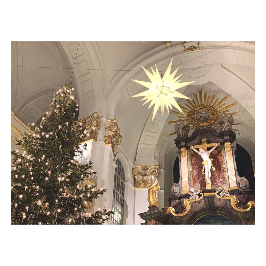 上村彩子さんのインスタグラム写真 - (上村彩子Instagram)「. . オーナメントを置いているだけですが… 以前ドイツのクリスマスマーケットに 行った時に買ったお気に入りたち🎅 . みなさまステキなクリスマスを🎄 ということで雰囲気を楽しめるように ドイツの写真を何枚か🤳 . 私は今日は焼肉だぁー！！😆 . . #クリスマス#クリスマスマーケット #ドイツ#🇩🇪」12月25日 18時20分 - saekokamimura