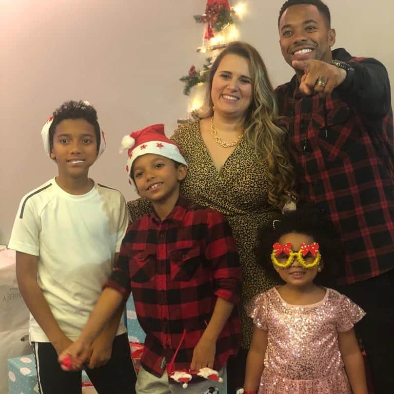 ロビーニョのインスタグラム：「Feliz natal 🎄🎁 😍#amor#familia」