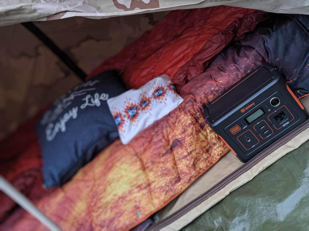 芳美リンさんのインスタグラム写真 - (芳美リンInstagram)「先日のキャンプでは﻿ #軍幕デビュー しました✨﻿ ﻿ my軍幕は持っていないので、@hiroshi_no_camp さんからお借りしました✨﻿ カッコいいオランダ軍のテント！﻿ ありがとうございます✨﻿ ﻿ ﻿ そして、ポータブル電源デビューでもありました✨﻿ ﻿ ﻿ ﻿ コットに、行きしなに購入した電気毛布を敷き、﻿ の毛布とエコたんぽのWで温めたので、まったく寒くないー！﻿ ﻿ 軍幕キャンパー達はガチ勢なので、﻿ ツッコまれましたが、気にしない♪（笑）﻿でも、電源イイねとも褒められましたよ👏（笑） ﻿ 古いもの⛺と新しい物の融合なのでした。﻿ ﻿ ﻿ そしね、軍幕、まんまとほしくなるよねー！﻿ (/ω・＼)ﾁﾗｯ﻿ ﻿ ﻿ ﻿ #ポータブル電源﻿ @jackeryjapan #jackeryjapan#jackery#pr #キャンプグッズ﻿ @captainstag #ブランケット#エコたんぽ﻿ @weekend.by.tryl #ランタン @outputlife_official #スイスデリス﻿﻿﻿ #スイスデリスアンバサダー﻿﻿﻿﻿ #おいしい時間をスイスから﻿ #frey﻿#ショコラフレイ#フレイ﻿﻿ @swissdelice_jp﻿﻿﻿﻿ @chocolatfrey﻿﻿ #野呂ロッジ安全確認キャンプ﻿ #青野原野呂ロッジキャンプ場﻿ #ボランティア﻿ @aonohara_noro_lodg﻿ #青野原#キャンプ#アウトドア﻿ #camp#outdoor﻿ #復興祈願#野呂ロッジ再開に向かって﻿ #キャンパー#アウトドア女子キャンプ﻿ #軍幕#軍幕キャンプ#軍幕女子﻿ ﻿ ﻿ ﻿」12月25日 18時24分 - lynn.lynn5