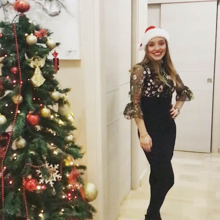 ジャダ・ルッソのインスタグラム：「Tanti Auguri di Buon Natale 🎄🎁 Anche a voi dolci nonni che mi guardate da lassù 💫」