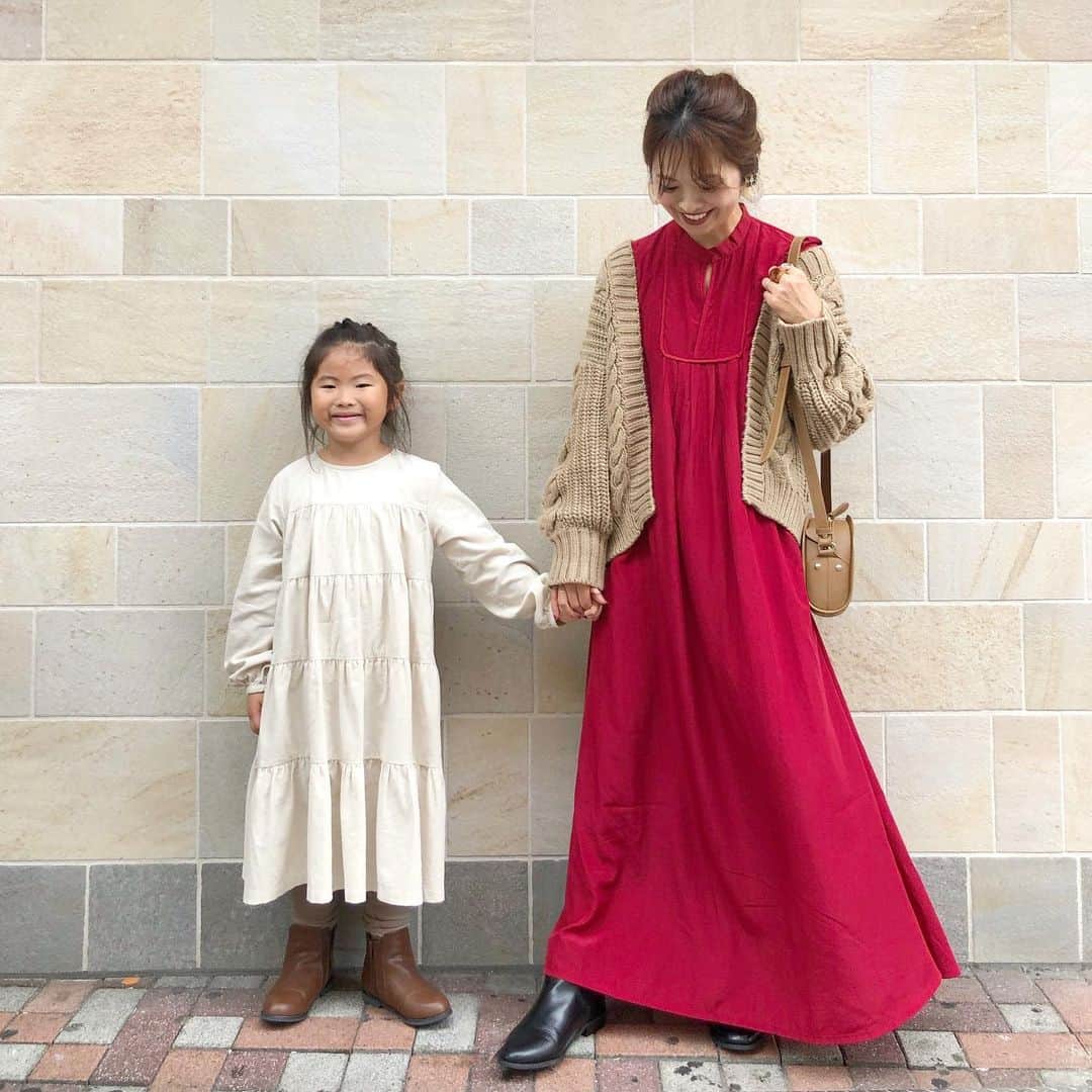 のインスタグラム：「#merrychristmas 🎄🎅 我が家にも無事サンタさんが来たよ😁 まだまだ5年生の長男もかわいいなぁ♡ ・ ・ 昨日韓国🇰🇷から帰ってきて、今から実家に帰省するので🤣 ゆっくりクリスマスパーティーできなかった😂 実家帰ったらやろう♡ ・ ・ pic5.6 お友達のお家で #クリスマスパーティー したときの❤️ トナカイカップケーキを作って、あとはコストコのもので♡ 楽しかったなぁ❤️ ・ ・  #親子コーデ は親子でホワイト×レッドで #クリスマスコーデ　🎄🎅 ・ mama onepeace @reedit_official  真っ赤なマキシ丈ワンピお気に入り❤️ ・ knit @titivatejp  #titivate #titivatestyle ・ ・  shoes は親子おそろの @outletshoes_official  #outletshoes_life ・ ・  pic4 @gyugyubr_lme  夜は必ず着けてるよ‼︎ 背筋もピンとして、寝心地もいい♪ ＊ ＊ ＊ #リンクコーデ#クリスマス #プチプラ#双子コーデ#ワンピース #locari #mineby3mootd #mamagirl #ponte_fashion  #プチプラコーデ#アラフォーコーデ　 #エアリーキュット#骨盤矯正#姿勢改善 #着痩せ#ギュギュブラ#ナイトブラ#育乳」