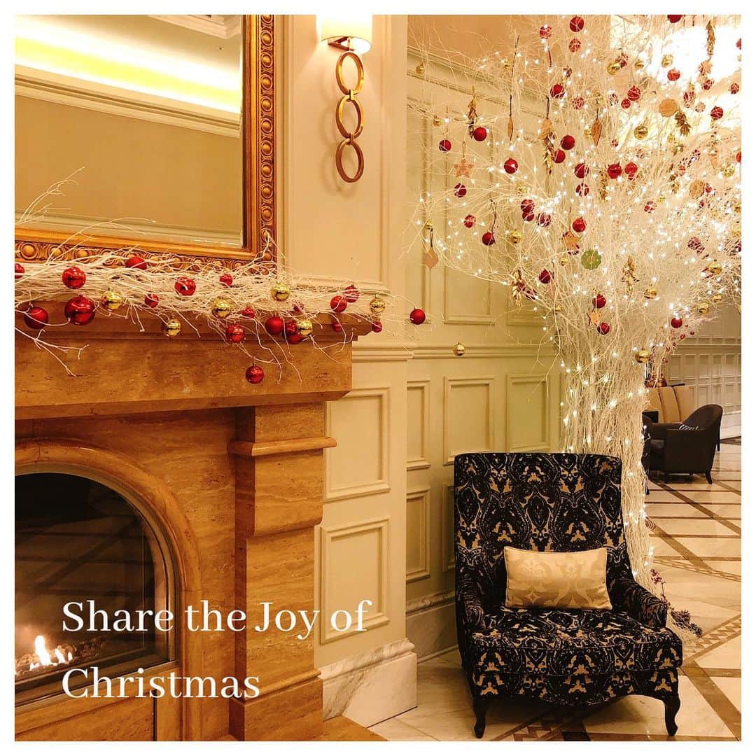 東京ステーションホテルTokyo Station Hotelさんのインスタグラム写真 - (東京ステーションホテルTokyo Station HotelInstagram)「本日は令和初のクリスマス。﻿ 多くの方が大切な方と素敵なひとときをお過ごしいただけますように...。﻿ Share the Joy of Christmas!﻿ チャリティオーナメント完売しました。 ご協力ありがとうございました！ ﻿ Today is the first “Reiwa” Christmas. We hope you have a happy, fun and safe holiday season with your loved ones. ﻿ Share the Joy of Christmas!﻿ ﻿ —————————————————————﻿ #tokyotravel #tokyotrip #tokyostation #tokyostationhotel #marunouchi #smallluxuryhotels #forbestravelguide #HotelsForTheHolidays #christmas2019  #christmasillumination #東京ステーションホテル #東京駅 #東京駅舎 #丸の内 #ホテル好き #クリスマス2019 #クリスマスイルミネーション」12月25日 18時25分 - tokyostationhotel