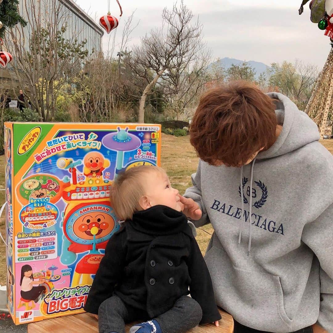 のインスタグラム：「#我が子のようにあげるの巻 皆さんメリークリスマス🎄🎁 ということで 小山おじさんは 甥っ子🇦🇺🐨🇯🇵 @ren.ren4649  にクリスマスプレゼント❗️ アンパンマンのキーボード＋ドラムセット🥁 今回は @sakura_machi_kumamoto  へ。 アンパンマンの品揃えが沢山！ 頑張ってドラム上手くなってください笑　 再来月で1歳だって！ 本当はやい❗️ 写真は 1枚目2枚目は良かったけど 3枚目4枚目は🆖集笑 RENの可愛さには毎回癒されます。 25日はサクラマチは人沢山でした😱 それでは明日も美髪に。 #サクラマチクマモト #トイザラス#アンパンマン#ハーフ#ハーフキッズ#オーストラリア　 #クリスマス#クリスマスプレゼント#甥っ子」