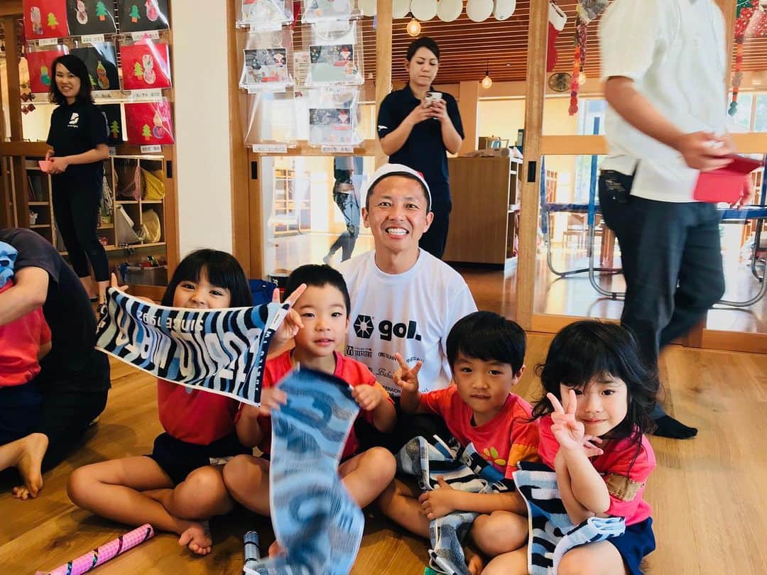 GAKU-MCのインスタグラム：「Merry Christmas🎅🎄🤶 素敵な1日に！  先日の宮古島の思い出より。子供達に元気を与えるつもりが山盛りもらって帰ってきた僕らです！#メリークリスマス #merrychristmas #サンタ #gakumc #JDreams #宮古島」
