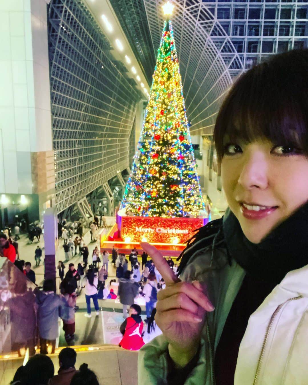 小川麻琴さんのインスタグラム写真 - (小川麻琴Instagram)「改めまして。 メリークリスマス🎄🎄🎄 皆さんにとって素敵な夜になりますように🙏✨ #京都駅 #クリスマスツリー  #メリークリスマス  #くりぼっち  #お洒落ぼっち  #みんなの笑顔が素敵」12月25日 18時40分 - 1029_makoto