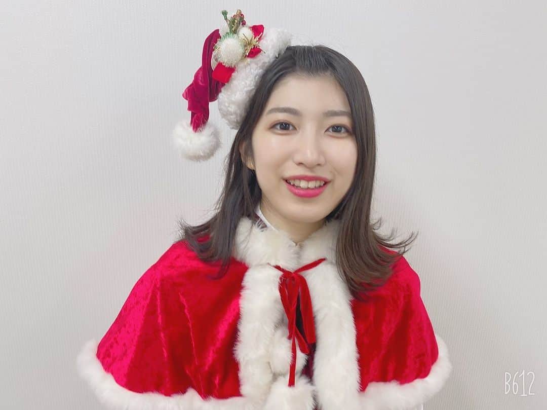 吉田華恋のインスタグラム：「メリークリスマス🎄🤍 この前のイベントで来たサンタ衣装の写真をプレゼント🎁  みっさーが撮ってくれました @misaki_888_sagasaikou」