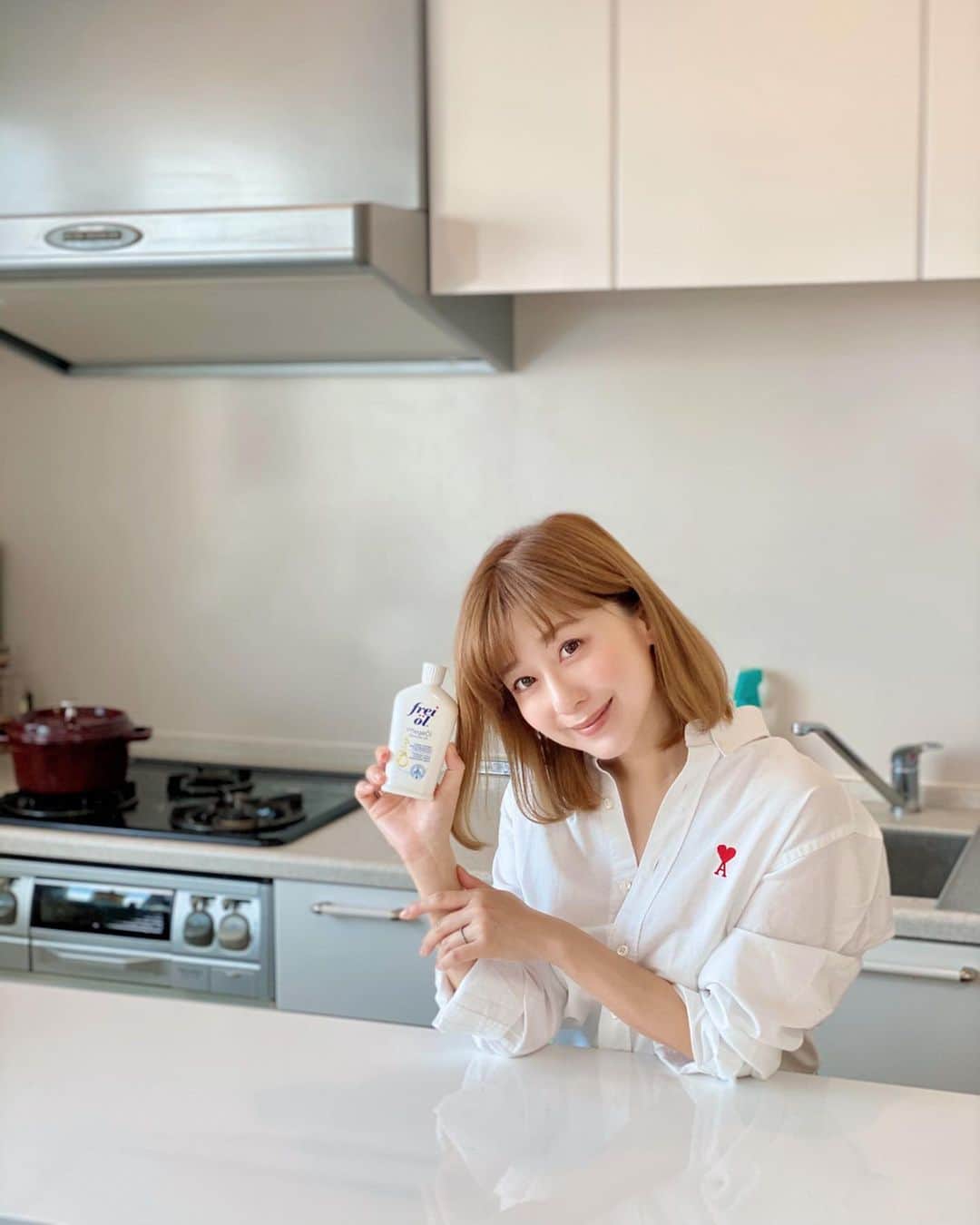 のインスタグラム：「・ この冬は フレイオイルにお世話になりまくりでした☃️❣️ 入浴剤 🛁 マタニティマッサージオイル🤰🏼 そしてフェイス&ボディケアオイル💆🏼‍♀ 顔、身体、髪に使える万能なこのオイル。 全くベタベタしないので 料理後や洗い物の後に 手荒れ ひび割れ対策にサラッと伸ばしています。 これくらいライトなオイルだと 日中もすごく使いやすい👏🏻👏🏻 お風呂あがりの湿った肌に使うのも かなり保湿されておすすめです❣️ にしても。 今年はオイル美容にハマったな〜👀✨ 気づけば全身オイルで保湿してます🐷❤️ @freioil.jp はマツキヨで手に入るよ🛒 #freiöl #freioil #フレイオイル #フレイオイルがある生活 #コスメレポ #コスメキッチン #コスメレビュー #コスメ紹介 #おこもり美容 #PR」