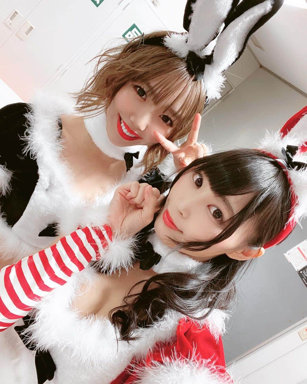 雪乃しほりのインスタグラム：「りるちゃんと双子コス👯💕 初めてメンバーに双子コーデしようって言ったの♡♡ #christmas  #merrychristmas  #双子コーデ  #サンタコス  #red  #black  #rabbit」