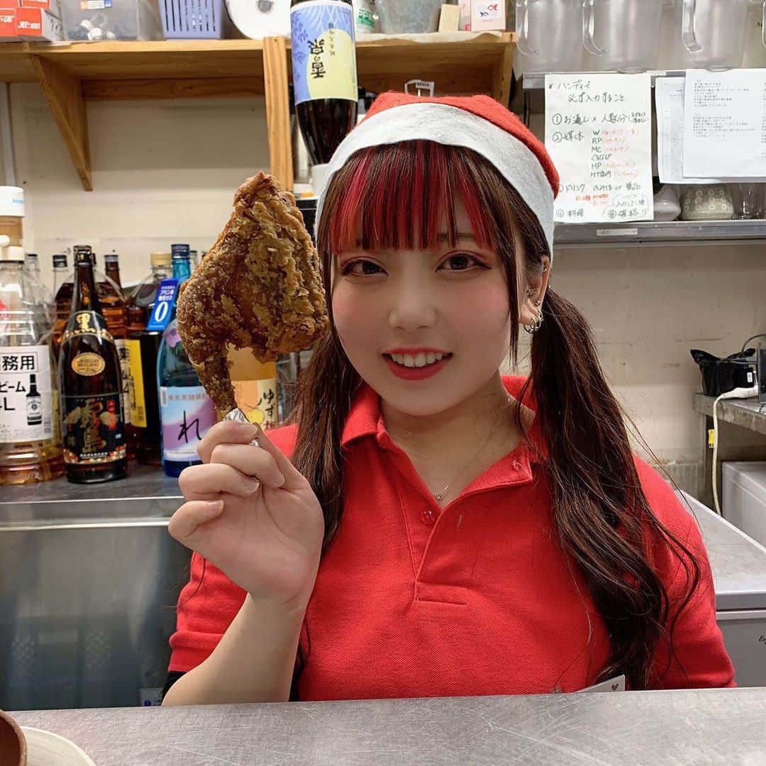 鶏魚 谷町のインスタグラム：「鶏魚です！しーちゃんです🎶 💕🎁🎄 MerryX'mas 🎄🎁💕 ゆきのサンタが待ってます❤️ #クリスマス #ゆきのサンタ #鶏魚 #大阪 #谷町四丁目 #駅近 #セルフ飲み放題 #地域最安値 #コース #座敷 #個室 #貝盛り放題 #ガンガン焼き #あさり #はまぐり #ホンビノス貝 #牡蠣 #さざえ #飲み会 #女将」