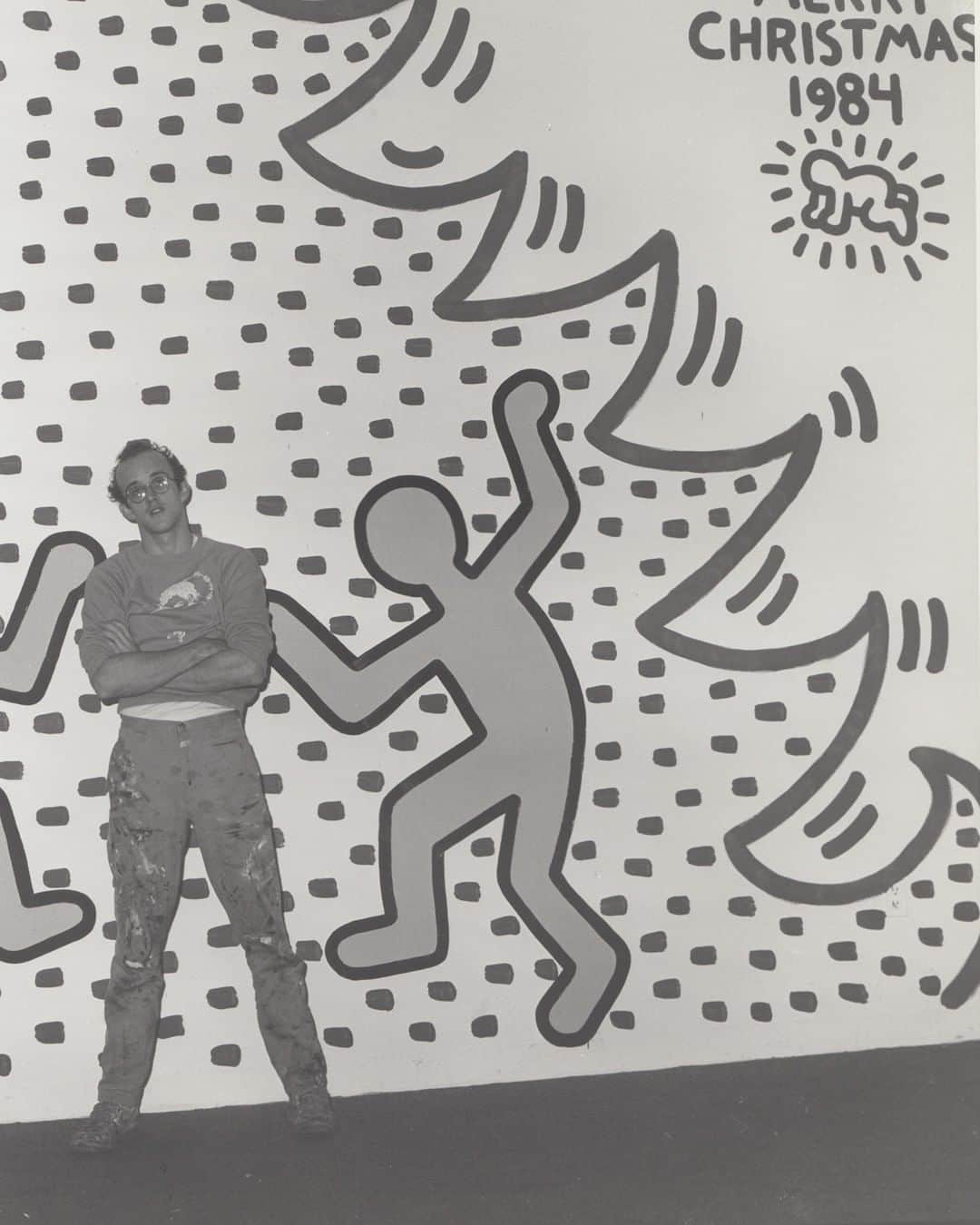 ニュー・ミュージアム・オブ・コンテンポラリー・アートさんのインスタグラム写真 - (ニュー・ミュージアム・オブ・コンテンポラリー・アートInstagram)「Happy holidays from the New Museum! As a reminder, we are closed today—but head to our story highlights for a festive look back at New Museum holidays past, and the history behind the 1984 Keith Haring holiday mural painted in our Lobby. 🎄」12月26日 0時05分 - newmuseum