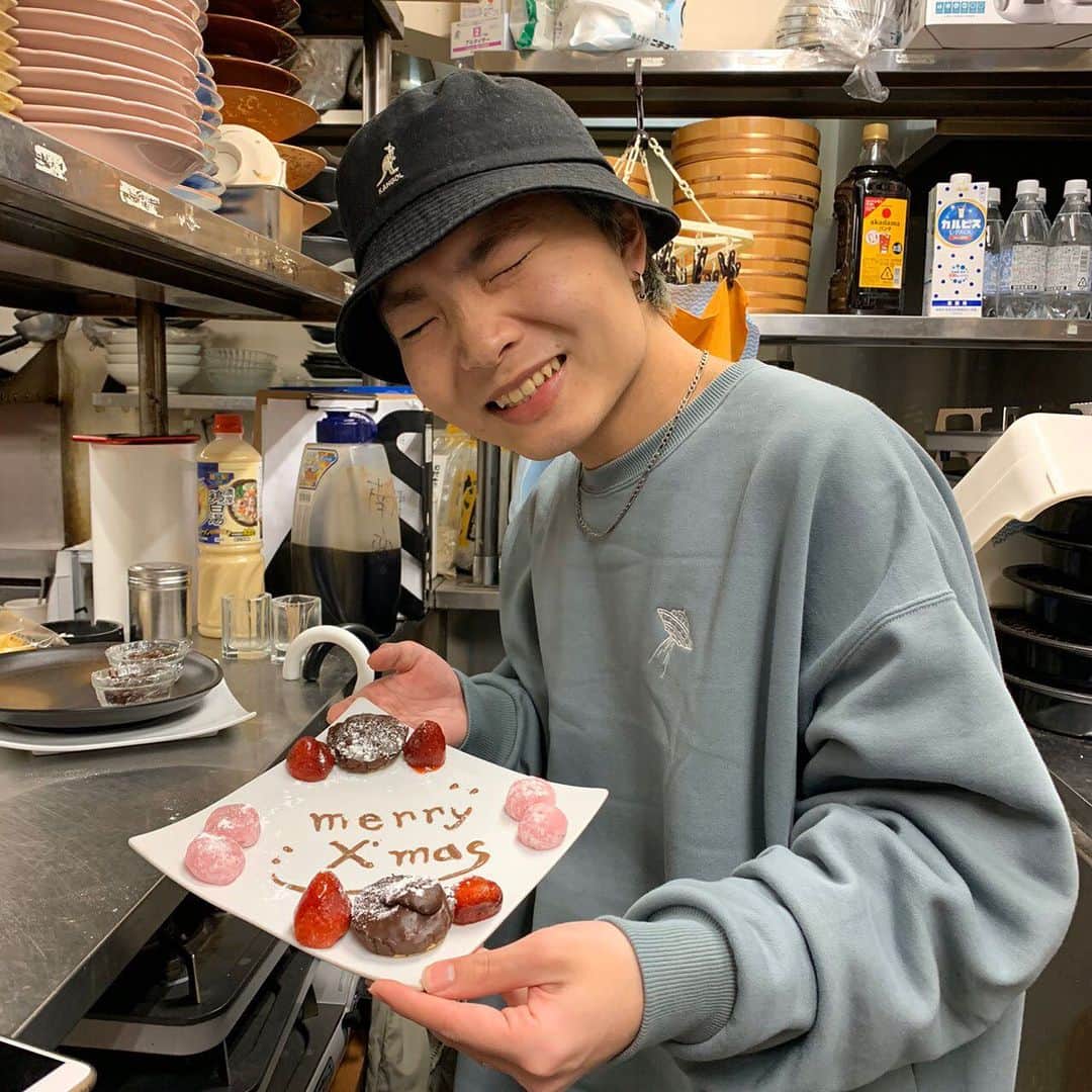 鶏魚 谷町のインスタグラム：「鶏魚です！しーちゃんです🎶 💕🎁🎄 MerryX'mas 🎄🎁💕 鶏魚で素敵なクリスマスを❤️ #メッセージプレート #クリスマス #鶏魚 #大阪 #谷町四丁目 #駅近 #セルフ飲み放題 #地域最安値 #コース #座敷 #個室 #貝盛り放題 #ガンガン焼き #あさり #はまぐり #ホンビノス貝 #牡蠣 #さざえ #飲み会 #女将」